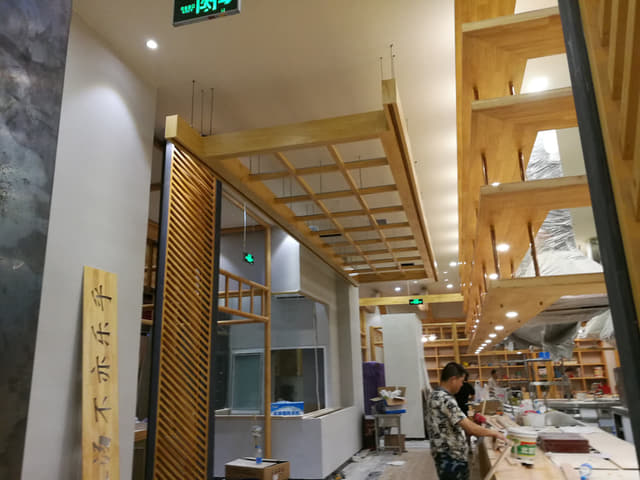 东阳师傅手工打磨浮雕细节